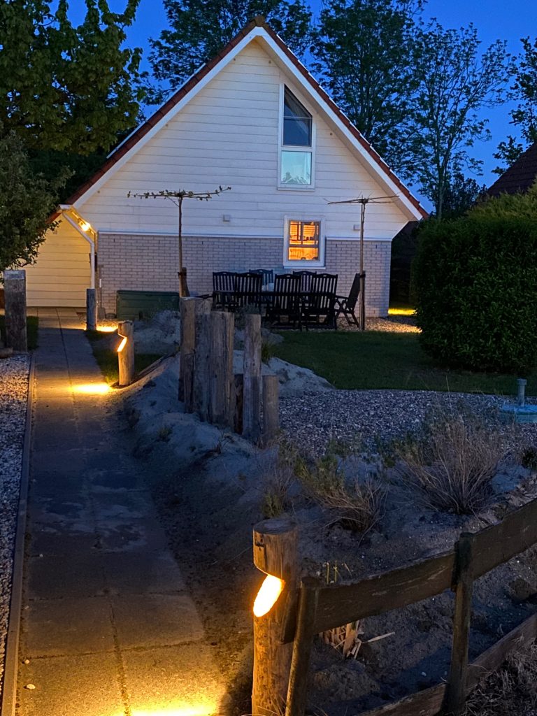 Huis voorkant 2 avond